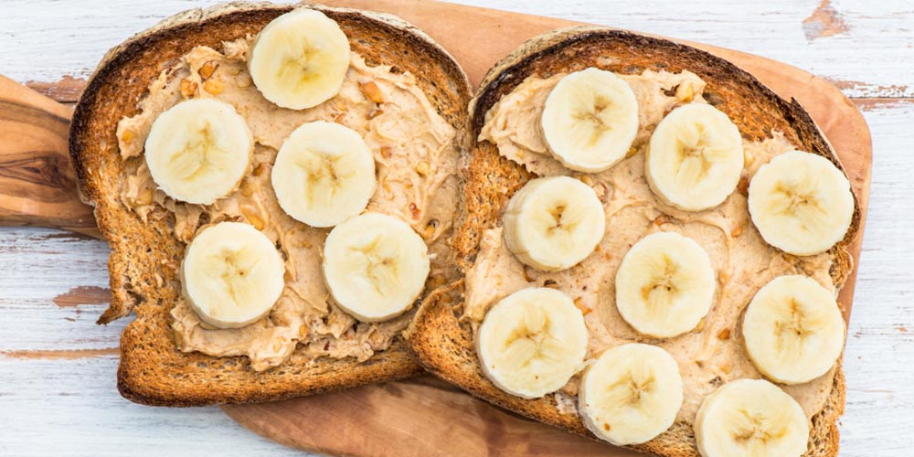 صبحانه برای بیماران قلبی: نان تست با کره بادام زمینی و موز